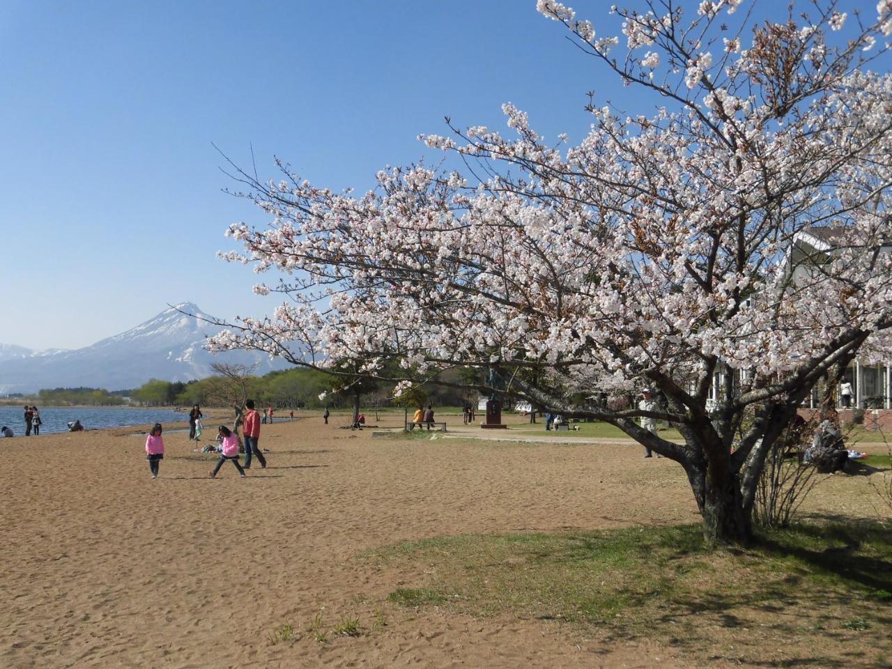 Отель Lakeside Banko Inawashiro Экстерьер фото