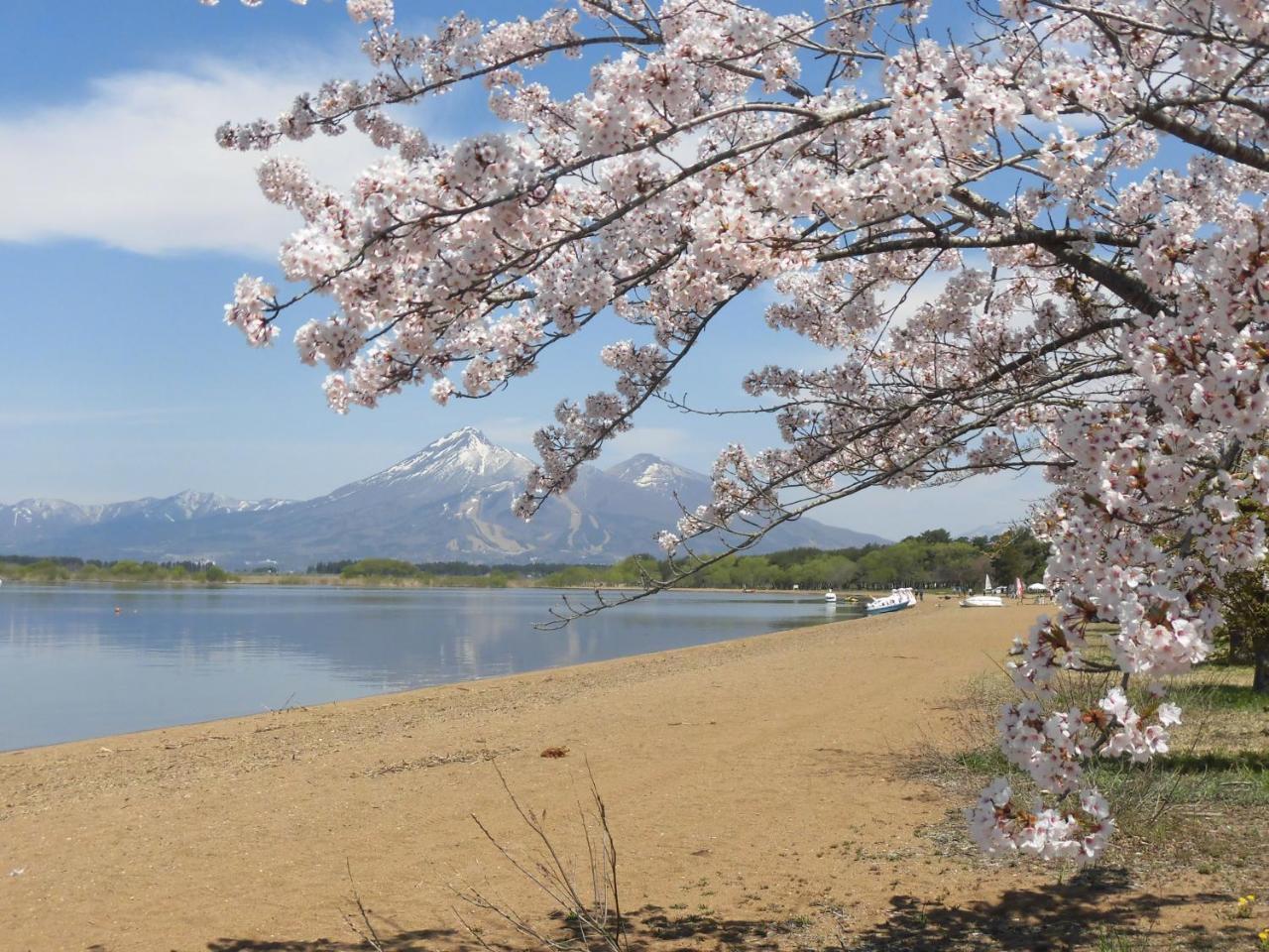 Отель Lakeside Banko Inawashiro Экстерьер фото